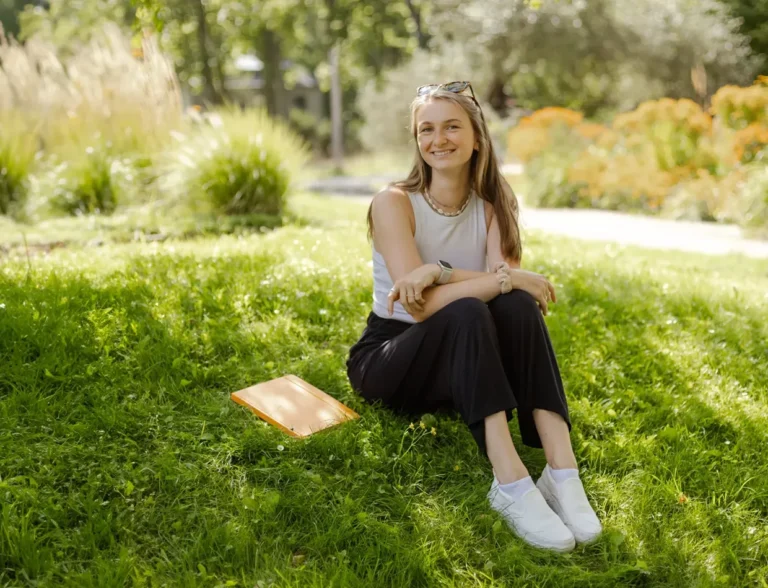 Laura Schulz Fotografin aus Berlin in der Natur